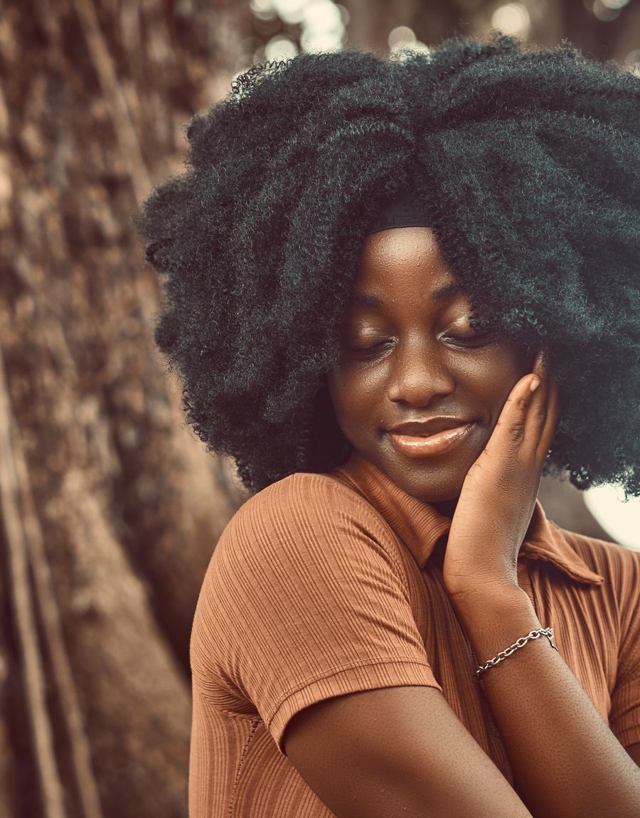 Femme aux cheveux crépus 4C, afro volumineux, portrait éditorial chaleureux